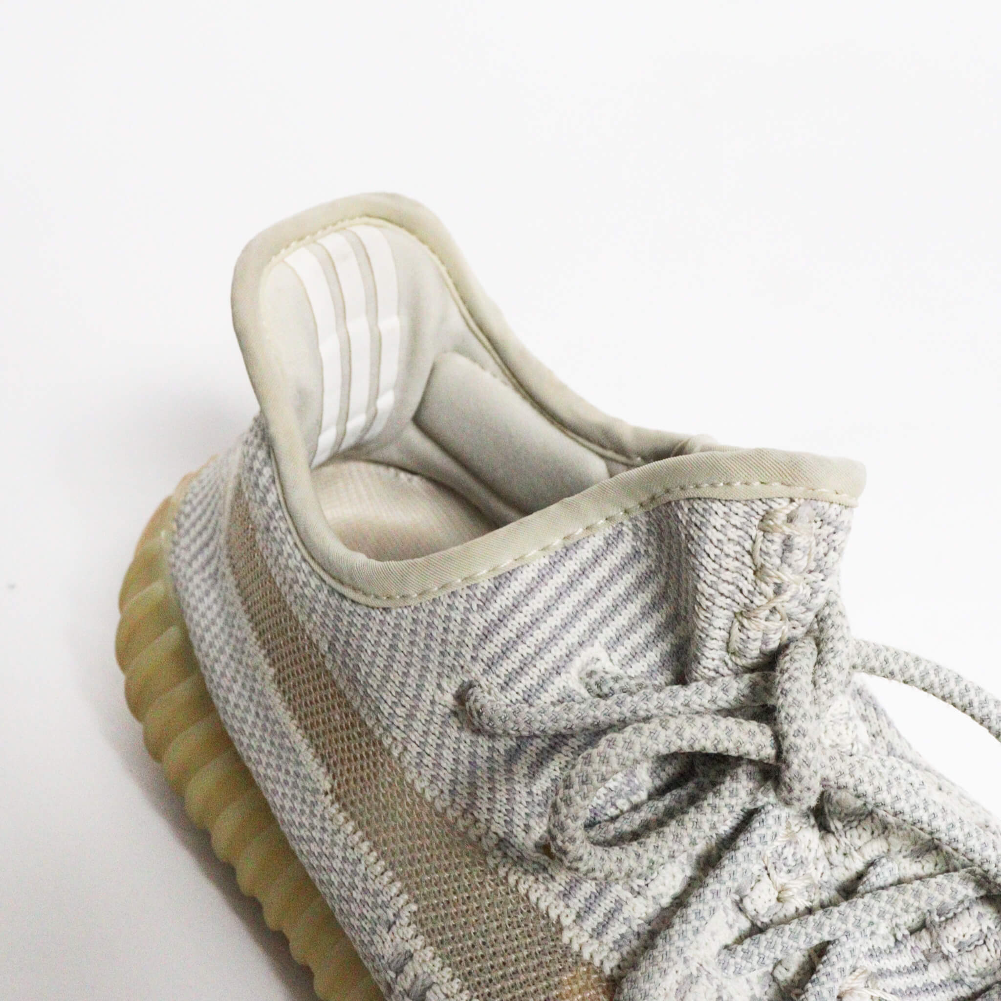 Tenis Yeezy PER.MAN.ENT